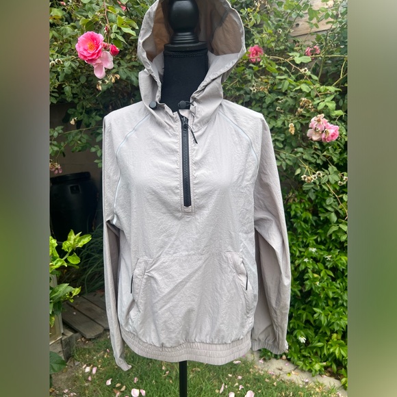 Peloton Crinkle Nylon 1/4 zip pullover beige tan size medium womens - Picture 3 of 8